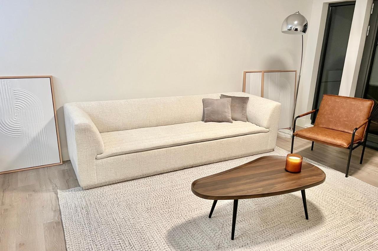 Modern 2 Bed Furnished In *